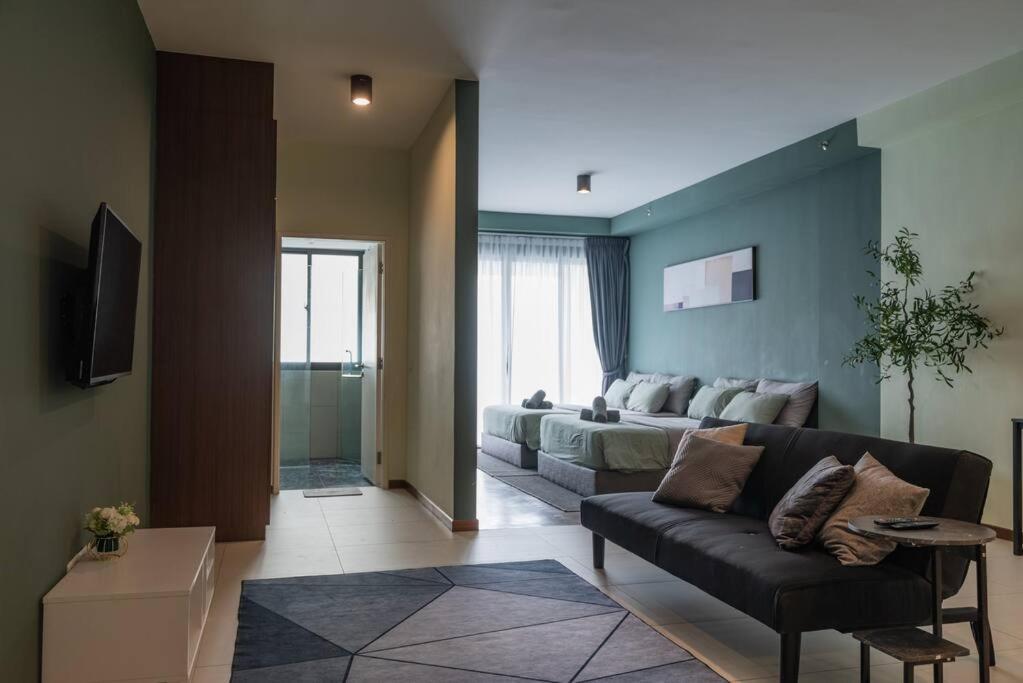 Deluxe Seaview Suite Twin Bed By The Only Bnb Tanjung Tokong Exterior foto